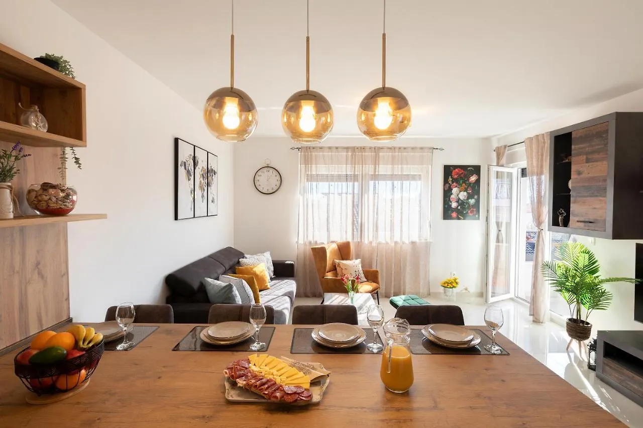Sunny Island Apartment 트로기르