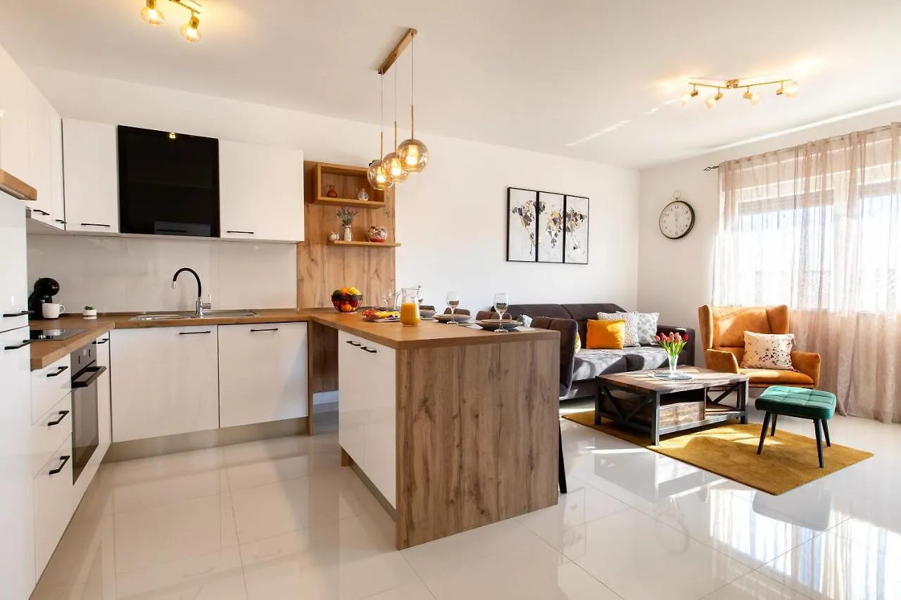 Sunny Island Apartment Trogir 0*,