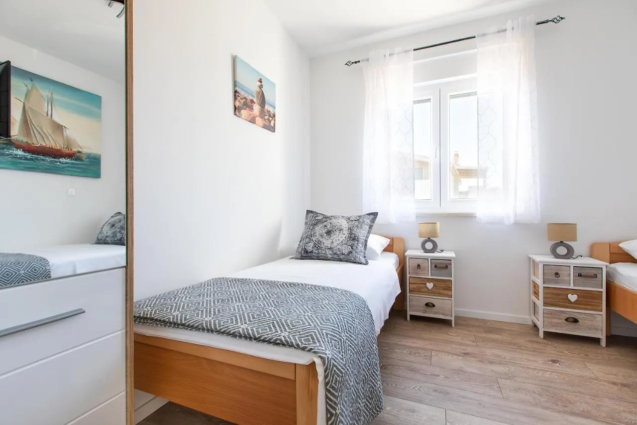Sunny Island Apartment Trogir 0*,